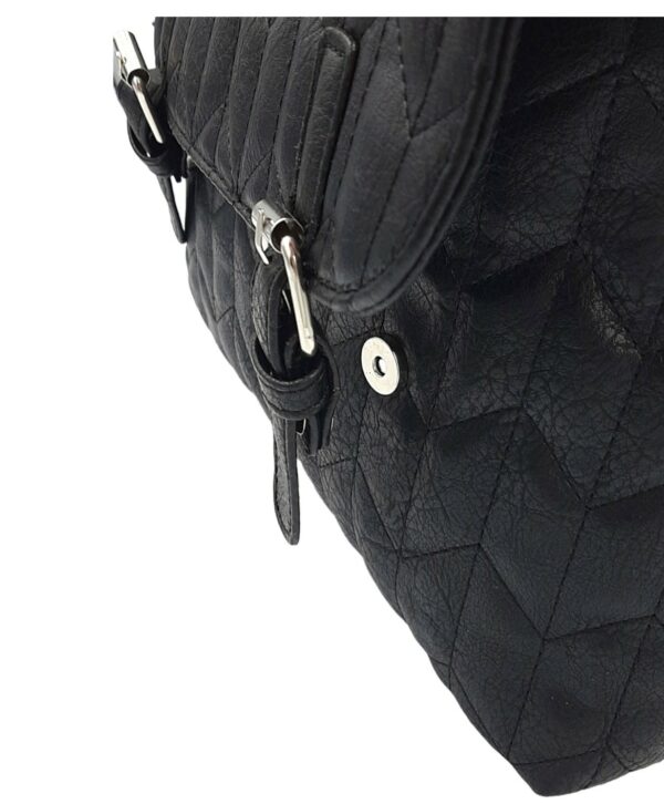 Γυναικεία τσάντα πλάτης (BACKPACK) καπιτονέ Μαύρη που κλείνει με καπάκι - Image 2